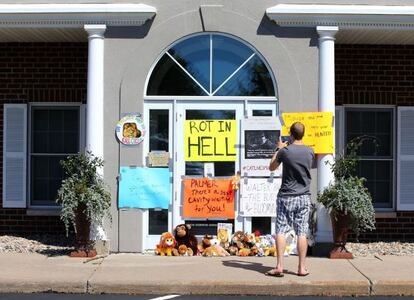 Carteles de protesta en la clínica dental de Walter Palmer, el cazador que dio muerte al león ‘Cecil’, en Bloomington, Minnesota.