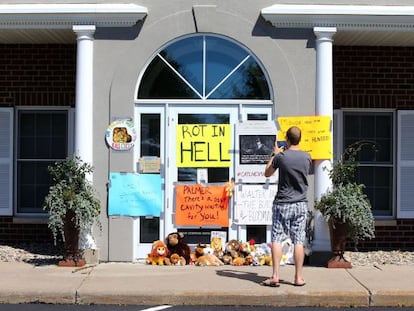 Carteles de protesta en la clínica dental de Walter Palmer, el cazador que dio muerte al león ‘Cecil’, en Bloomington, Minnesota.