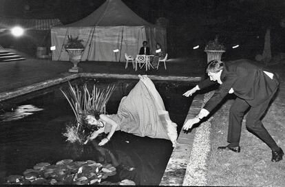 La foto se titula ‘Debutante en un estanque de lirios. Pop Vincent, empujada por Charles McDowel durante el Martin Betts Dance. Ascot. 23 de julio de 1982’. Su autor la recuerda bien. “Durante la noche varias personas terminaron en el estanque. Todavía me encuentro con Charles de vez en cuando. Trabaja de agente de bienes raíces en Knightsbridge”.