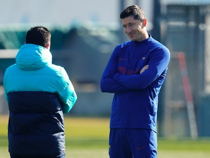 Xavi (de espaldas) conversa con Robert Lewandowski durante el último entrenamiento del Barcelona.