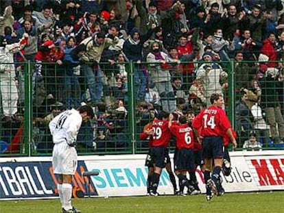 Figo, que acabaría expulsado, apesadumbrado mientras los jugadores de Osasuna celebran el gol del debutante Manfredini.