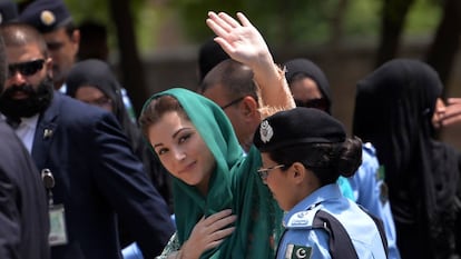 Mariam Sharif, hija del presidente Nawaz Sharif, a su llegada a la comisi&oacute;n anticorrupci&oacute;n.