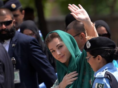 Mariam Sharif, hija del presidente Nawaz Sharif, a su llegada a la comisi&oacute;n anticorrupci&oacute;n.