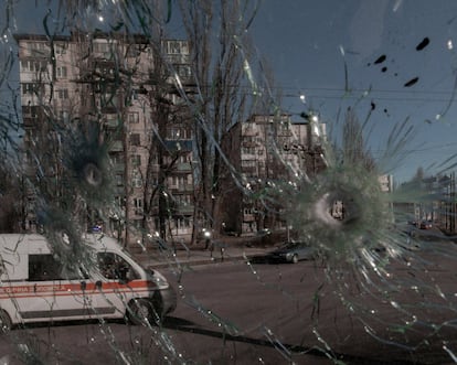 Serguéi Shoigú, ministro de Defensa ruso, ha asegurado que la ofensiva militar seguirá hasta que Rusia logre sus objetivos y se proteja “de las amenazas de Occidente”. En la imagen, una ambulancia es vista desde una ventana dañada por el impacto de las balas en un edificio de Kiev.