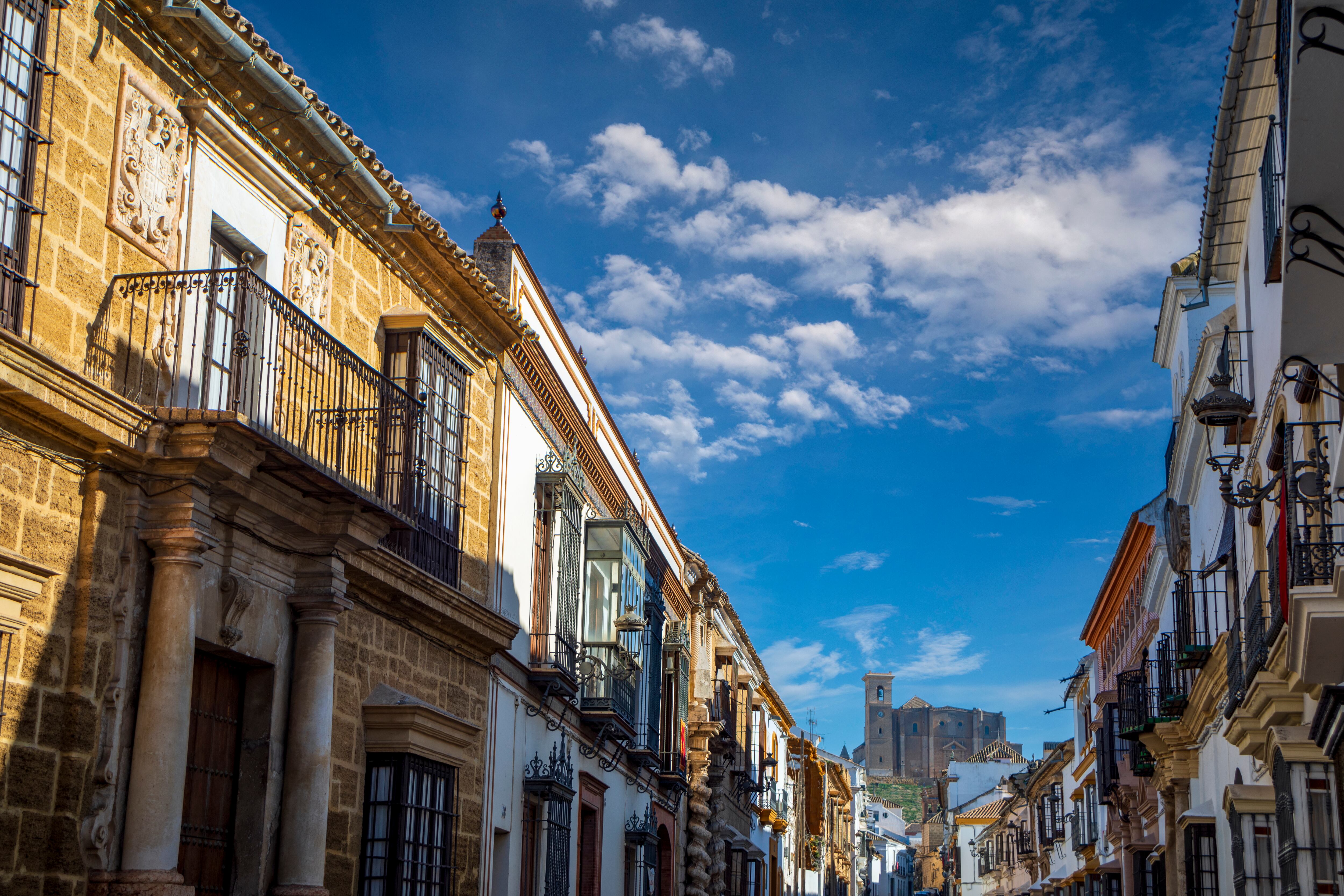 Una de las calles del centro de la localidad sevillana de Osuna, con la colegiata al fondo.