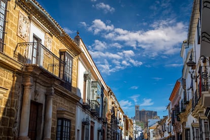 Una de las calles del centro de la localidad sevillana de Osuna, con la colegiata al fondo.