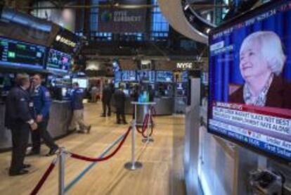 Pantalla en el parqu&eacute; del NYSE con la imagen de la presidente de la Fed, Janet Yellen.