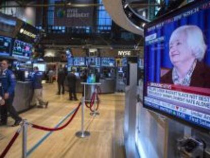 Pantalla en el parqu&eacute; del NYSE con la imagen de la presidente de la Fed, Janet Yellen.