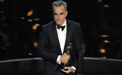 Daniel Day-Lewis recoge su Oscar por la pel&iacute;cula &#039;Lincoln&#039; en 2013.