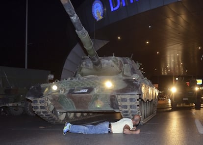 Foto feta a les rodalies de l'aeroport Atatürk d'Estambul.