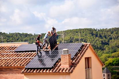 Para formar parte de 'La Revolución de los Tejados' tan solo hay que darse de alta en Holaluz. La compañía se encarga de todos los trámites del estudio previo, del montaje de las placas, la gestión de los excedentes de energía y de las futuras revisiones.
