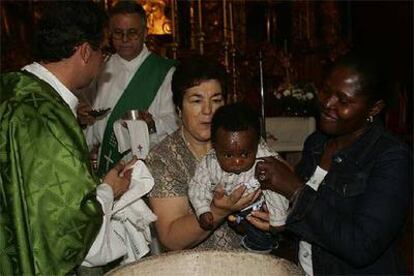 Flore Chimi bautiza a su hijo Juan Pablo ayer en la iglesia de Nuestra Señora de África de Ceuta.