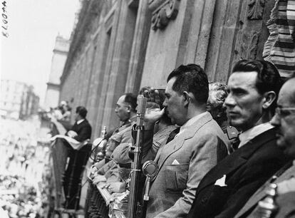 El presidente Cárdenas habla desde un balcón de Palacio Nacional hacia el Zócalo, durante un desfile para celebrar la expropiación el 25 de marzo de 1938.