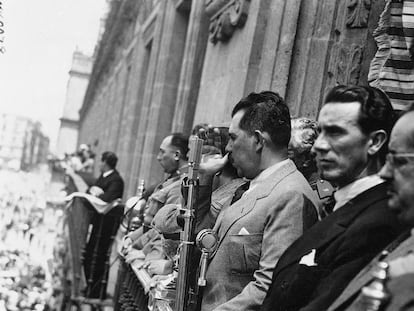 El presidente Cárdenas habla desde un balcón de Palacio Nacional hacia el Zócalo, durante un desfile para celebrar la expropiación el 25 de marzo de 1938.