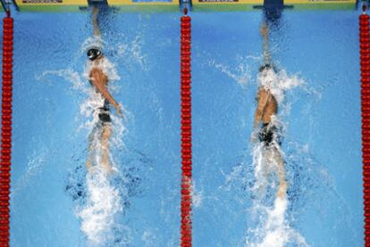 Lochte toca la pared 16 centésimas antes que Phelps.