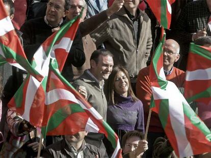 Juan José Ibarretxe e Izaskun Bilbao aparecen sonrientes en el centro de la imagen, en el acto celebrado ayer por el tripartito y Aralar en Vitoria. Detrás, José Luis Bilbao.