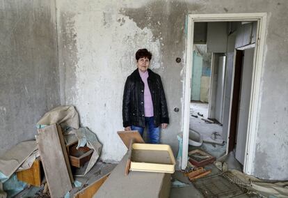 Zoia Perevozxenko, de 66 anys, en una de les habitacions del seu habitatge 30 anys després de l'accident, a la ciutat de Prípiat (Ucraïna).