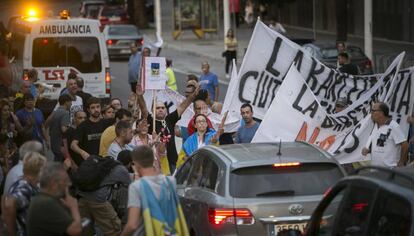 Manifestantes de la Barceloneta cortando la Rambla, en agosto.