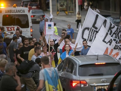 Manifestantes de la Barceloneta cortando la Rambla, en agosto.