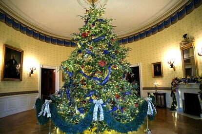 El árbol de Navidad que preside la llamada Sala Azul.