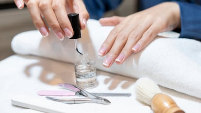 Son más resistentes, duraderas y gruesas que las uñas naturales.GETTY IMAGES.