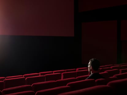 Un hombre en una sala de cine.