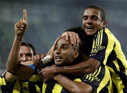 El jugador brasileño del Fenerbahçe celebra uno de los goles de su equipo