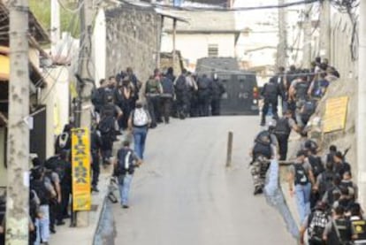 Decenas de polic&iacute;as comienzan su despliegue en el Complexo do Alem&atilde;o de R&iacute;o en 2010. / FRANCE PRESSE