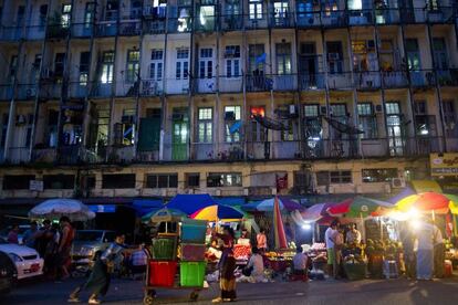 Un grupo de ciudadanos se reune en un mercado callejero de Yangon.