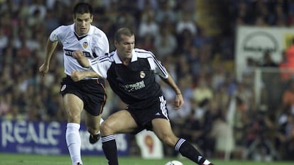 Zidane controla el bal&oacute;n con Albelda detr&aacute;s.