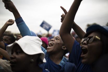 Partidarios de Alianza Democrática, principal partido de la oposición en Sudáfrica, participan en una marcha por el empleo en Johannesburgo.