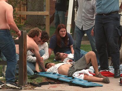 Personal médico atiende a heridos en Columbine.