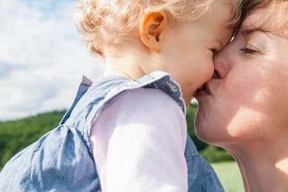 Para los niños pequeños es un gesto más de cariño, sin dobles lecturas ni segundas intenciones.