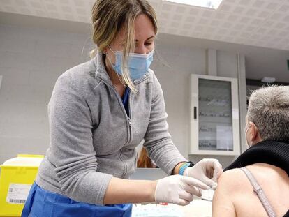 Una dona rep la vacuna aquest mes de març a Barcelona.