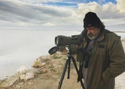 El ornitólogo David Bigas, con su telescopio en el delta. FRANCESC VIDAL
