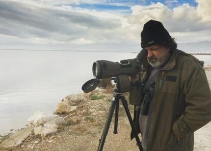 El ornitólogo David Bigas, con su telescopio en el delta.