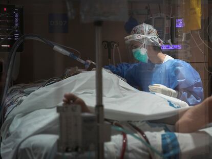 Un paciente de coronavirus en la UCI Covid del Hospital Vall D'Hebron de Barcelona.