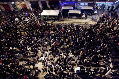 Los manifestantes se concentraron frente a la sede del PP, custodiada por tres furgonas de los Mossos.