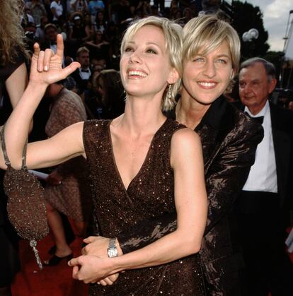 Anne Heche y Ellen DeGeneres en la gala de los Emmy en 1997.