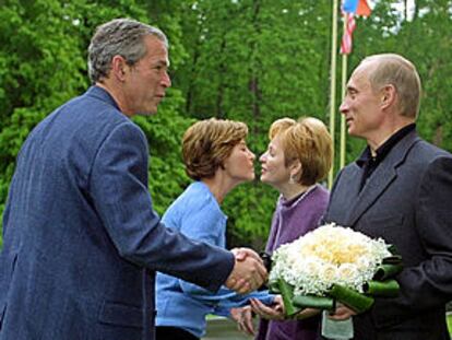 En primer plano, George W. Bush (izquierda) y Vladímir Putin. Detrás, sus esposas, Laura (izquierda) y Lyudmila, ayer en Moscú.