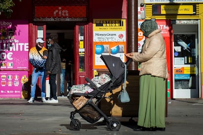 Inmigrantes en el barrio de Lavapiés en Madrid, en 2022.