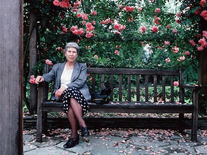 Natalia Ginzburg (1916-1991) retratada en Turín en torno a 1990.