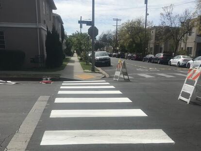 Paso de cebra pintado por Crosswalk Collective LA en el cruce entre Romaine Street y Serrano Avenue.