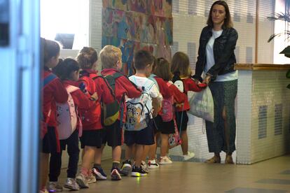 Una profesora con sus alumnos en el primer día de clase en el colegio Daoiz y Velarde, en Alcobendas (Madrid).