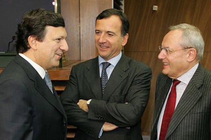 Barroso conversa con Frattini (centro) y Barrot (derecha) en la reunión de ayer en Bruselas.