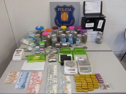 La marihuana, el hachís y los más de 2.000 euros incautados por los 'mossos'.
