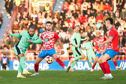 Memphis, autor de dos de los tres goles del Atlético, dispara a la puerta del Lugo.