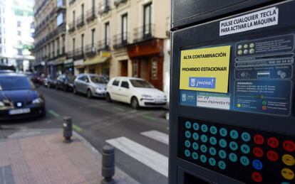 Los usuarios de coches eléctricos car2go podrán seguir circulando de forma habitual por las zonas residenciales de tránsito regulado así como aparcar en las zonas de Servicio de Estacionamiento Regulado SER (zona verde y azul). En la imagen, un parquímetro con una pegatina donde se indica que se prohíbe el estacionamiento.