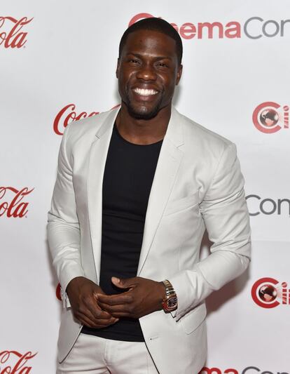 El cómico estadounidense Kevin Hart se vio abocado a pedir disculpas públicas a su mujer Eniko Parrish –que en aquel momento, finales de 2017, estaba embarazada de su primer hijo- y a sus hijos, fruto de su primer matrimonio. “Ofrezco disculpas a mi esposa e hijos. Debo hacer las cosas mejor y lo haré. No soy perfecto y jamás dije que lo fuera. Los quiero a todos”. Y añadía: “Tampoco voy a permitir que una persona obtenga ganancias financieras por mis errores”. El motivo de esta repentina disculpa es que una persona estuvo tratando de extorsionar al cómico con una serie de vídeos íntimos que lo relacionarían con una mujer que no era su esposa.