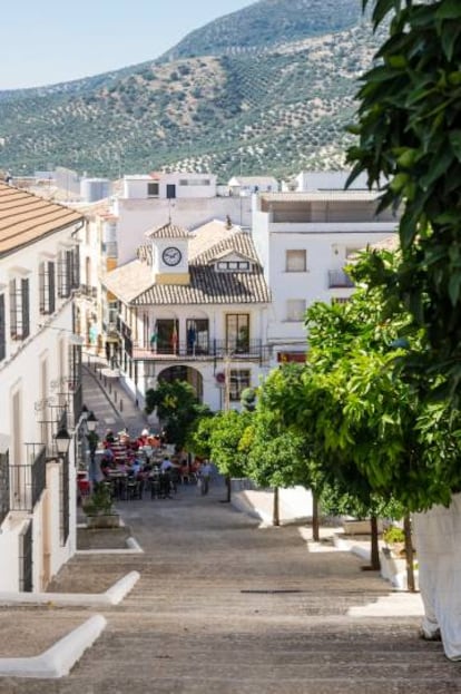 Una de las calles de Carcabuey, pueblo blanco de la comarca andaluza.